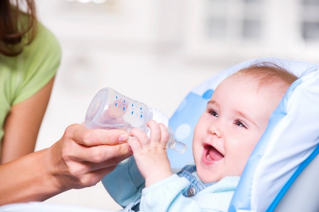 آب دادن به نوزاد تا قبل از 6 ماهگی